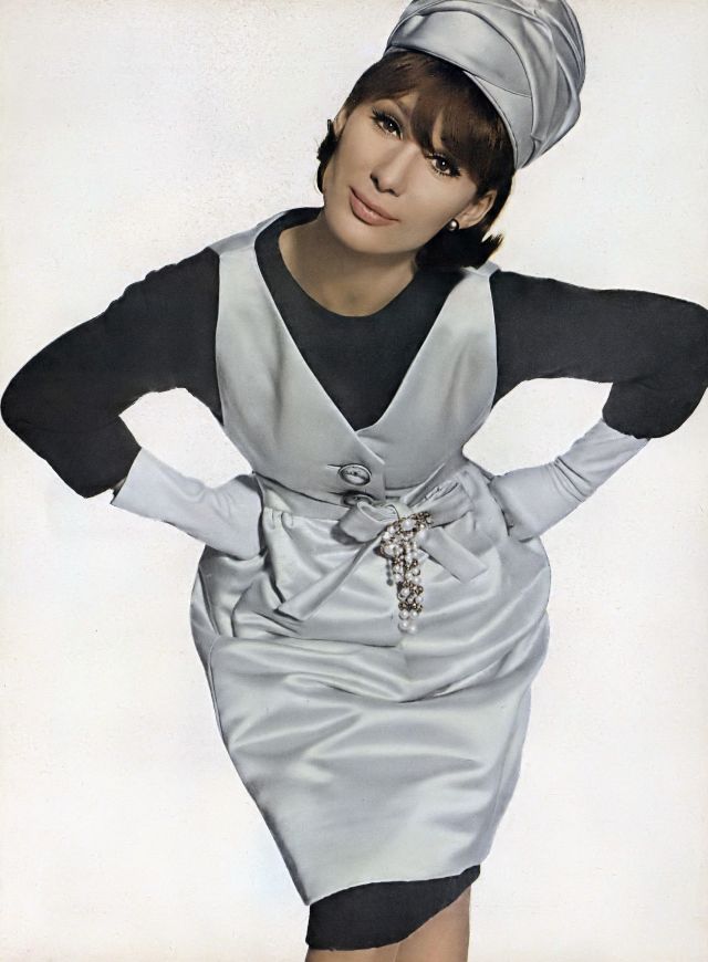Бригитта Бауэр в сером атласном ансамбле Galanos, Ирвинг Пенн, Vogue, 1963