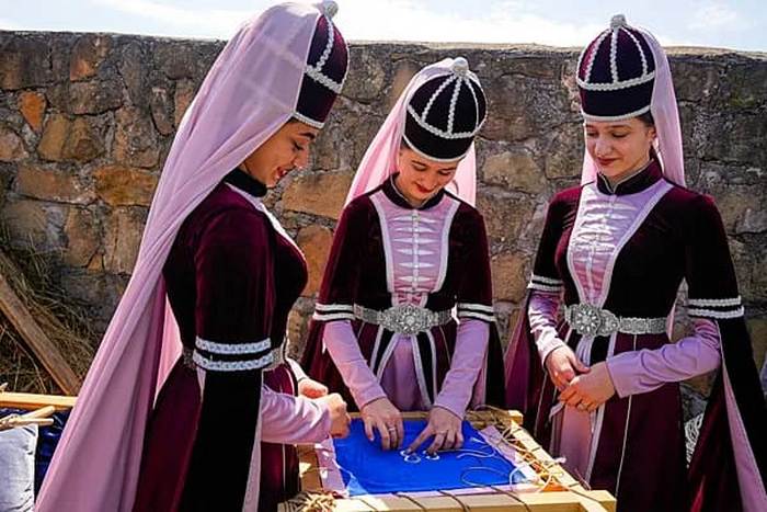 Женщины в традиционных черкесских костюмах на современной адыгской свадьбе