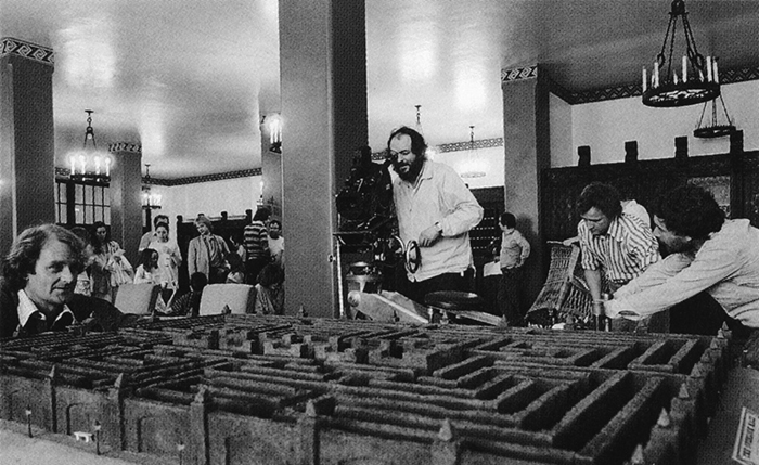 Стэнли Кубрик снимает макет лабиринта для Сияния 1980