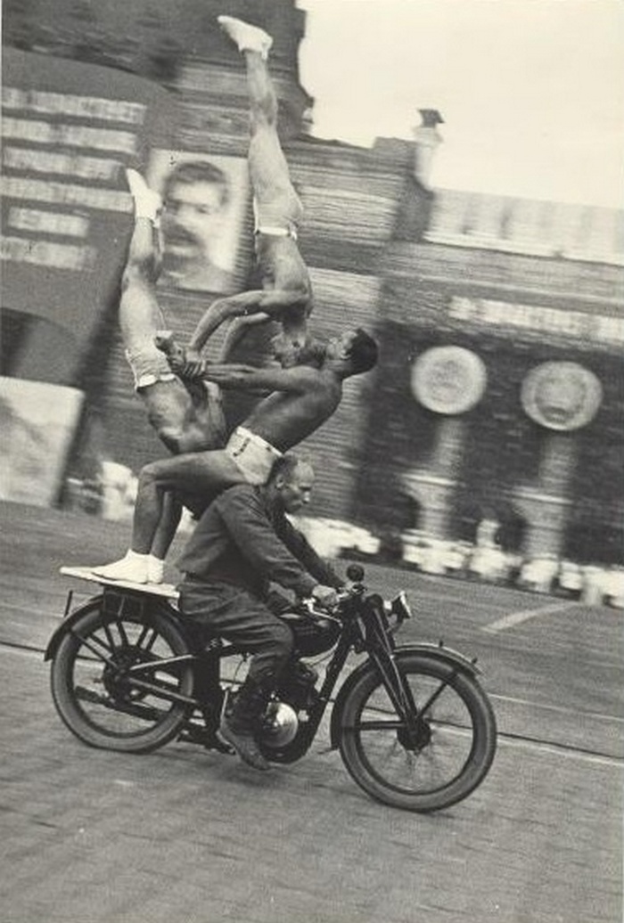 Гимнасты на параде физкультурников, Красная площадь, Москва, 1934 год