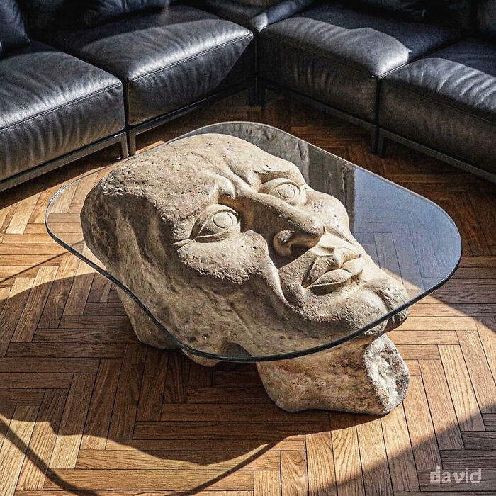 Столик в форме Красавчика Сквидварда из мультсериала SpongeBob