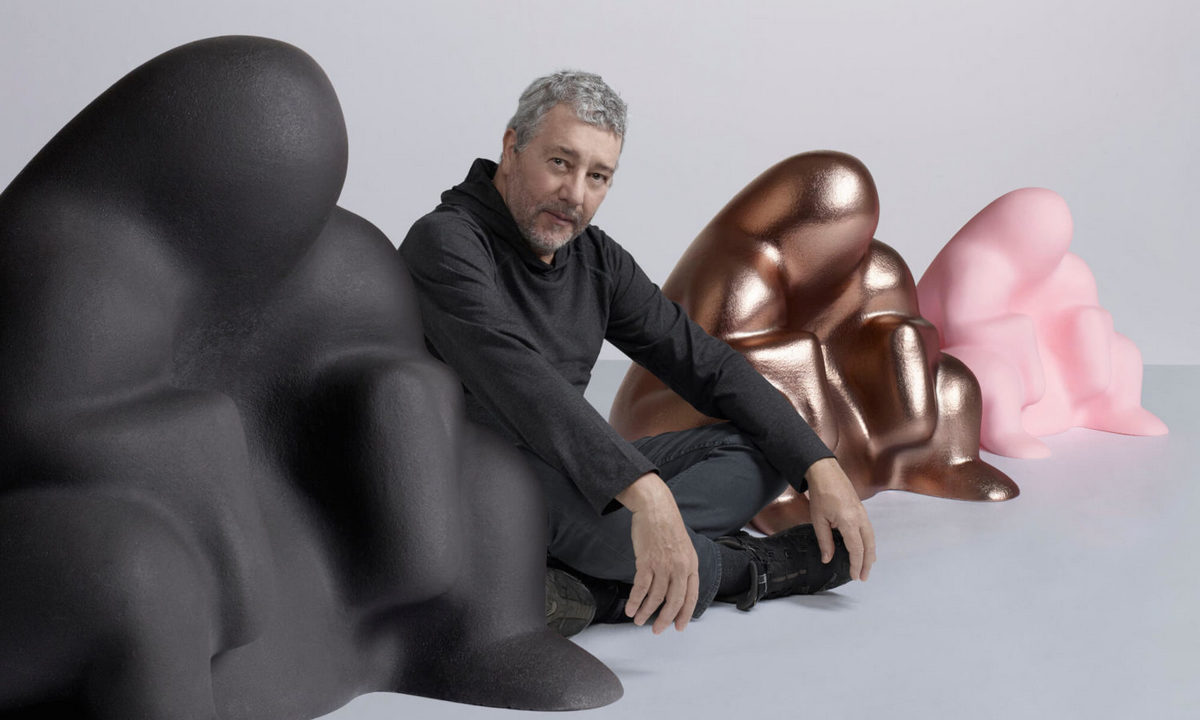 Портрет Филиппа Старка на фоне его знаковых работ