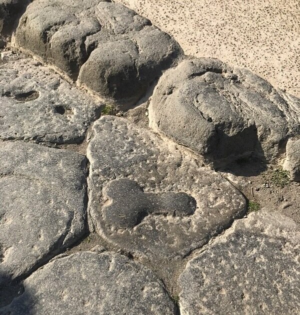 Фаллическая стрелка в базальте мостовой Помпей &mdash; указатель направления к лупанарию