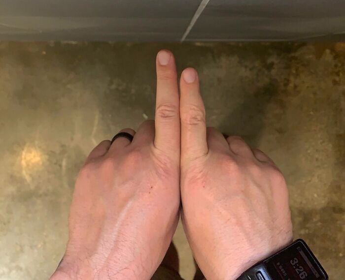 Два указательных пальца прижаты друг к другу на полу