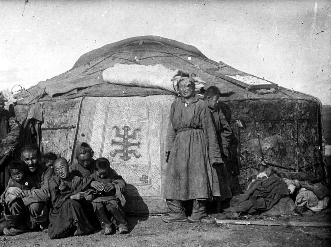 Монгольская семья возле юрты. Фото 1930-х годов