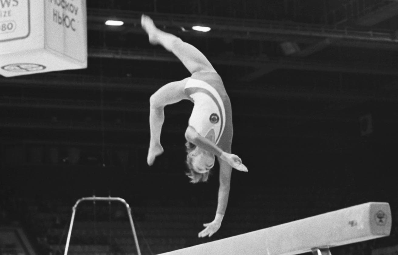 Елена Наймушина выполняет упражнение на бревне