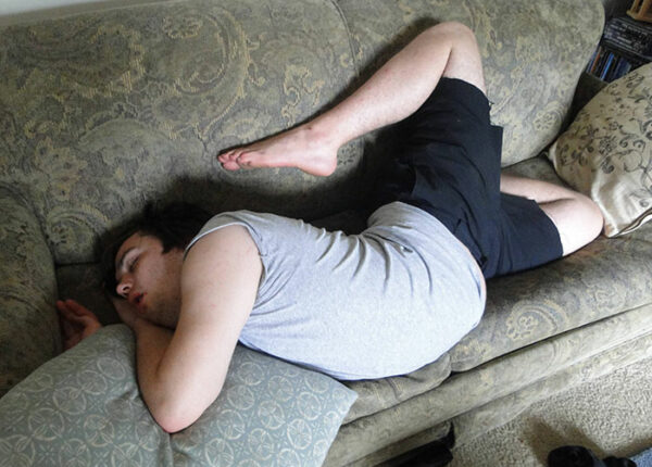 Эти люди могут спать где угодно — и мы им завидуем