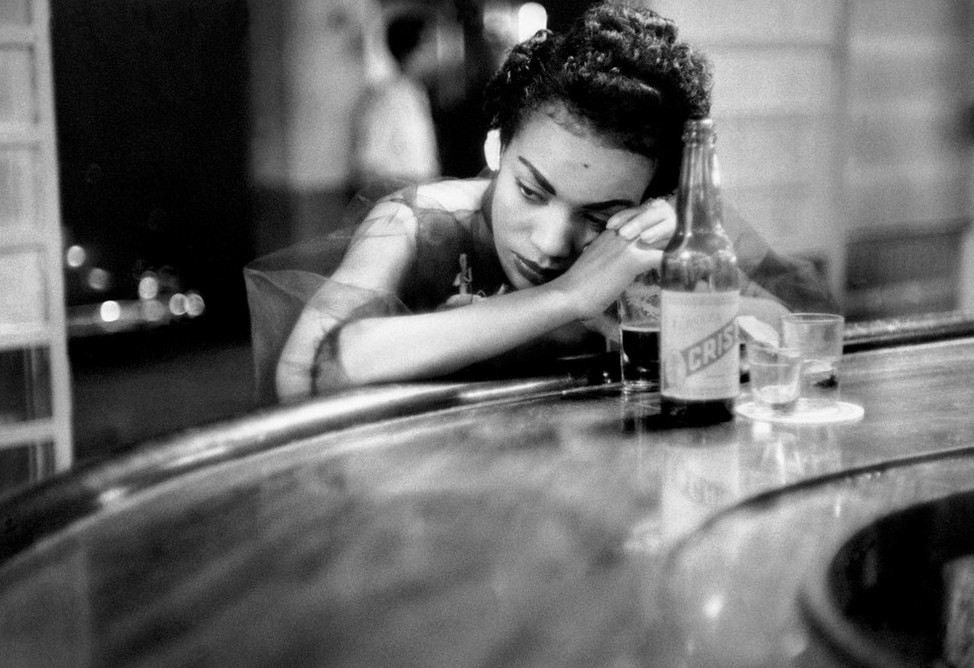 Девушка в баре в районе красных фонарей, Гавана, Куба, 1954, Ева Арнольд