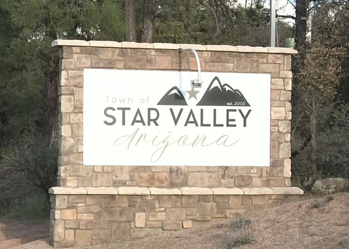 Посёлок Стар-Вэлли в Аризоне, вывеска