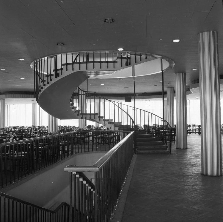 Лестница в кафе Метелица ведёт с первого на второй этаж и на крышу-террасу