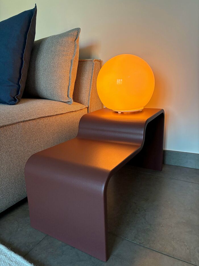 Журнальный столик из светлой фанеры с тонкими деревянными ножками