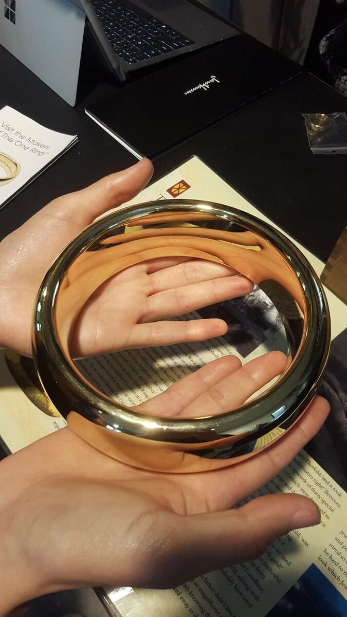 Увеличенный реквизитный перстень для съёмок крупных планов Властелина колец 2001