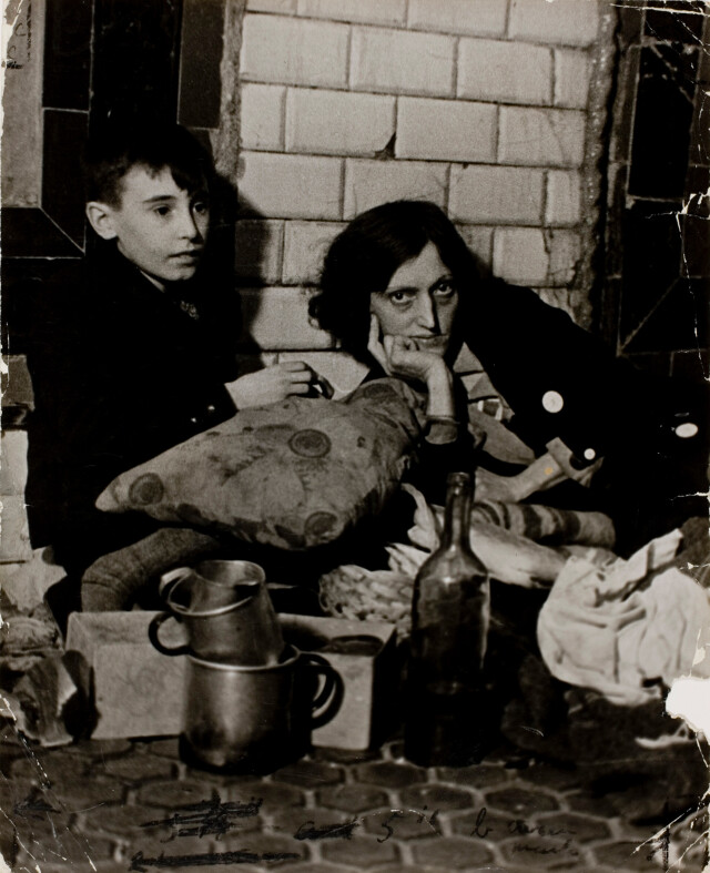 Мадрид 1936, женщина с ребёнком в метро, бомбардировка, Роберт Капа