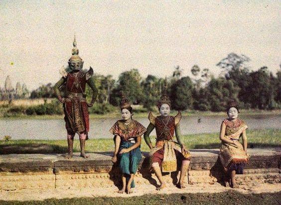 Храмовые танцовщицы апсары &mdash; раскрашенное фото 1921 год Камбоджа