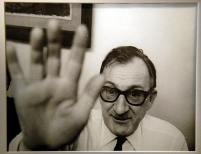 Алексей Бродович закрывает объектив рукой &mdash; портрет чёрно-белый