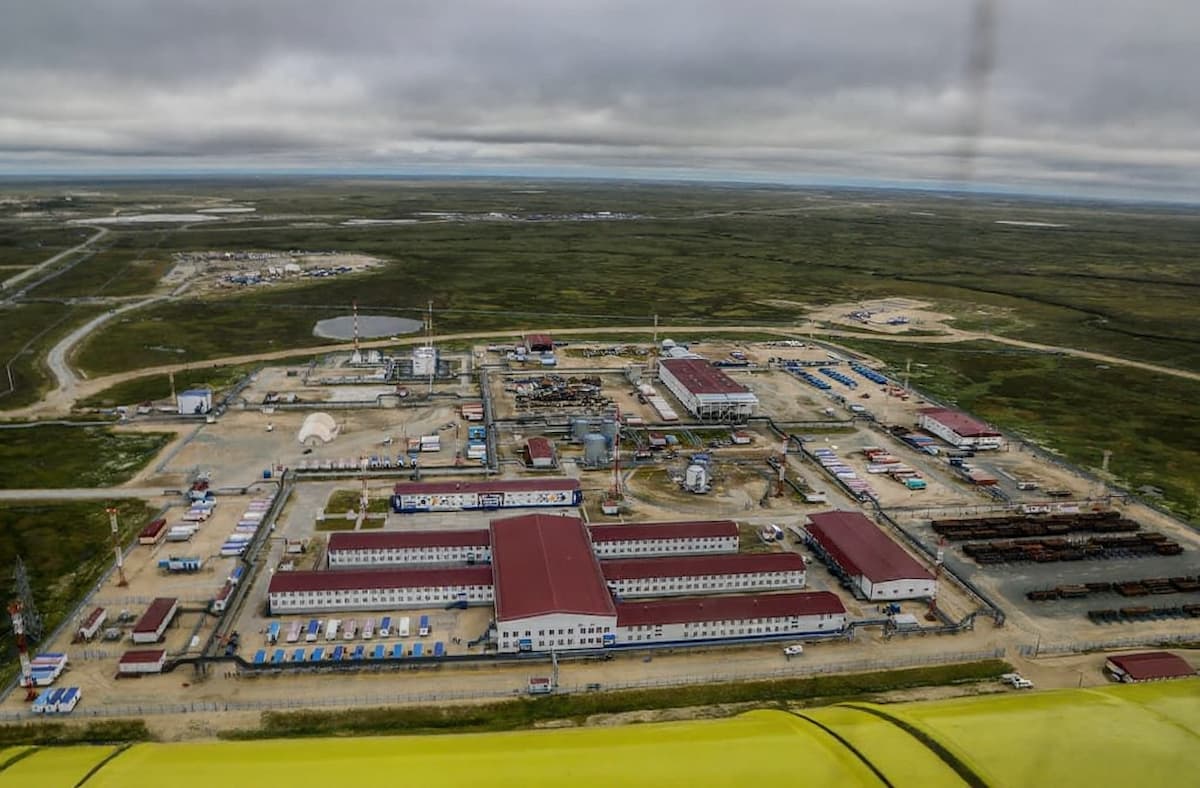 Досмотр у трапа, пропуск вместо ключа и сухая колбаса в чемодане: ритуалы вахтового рейса