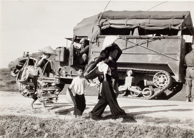 Дорога из Намдиня в Тайбинь, Индокитай, 25 мая 1954, последний снимок Капы