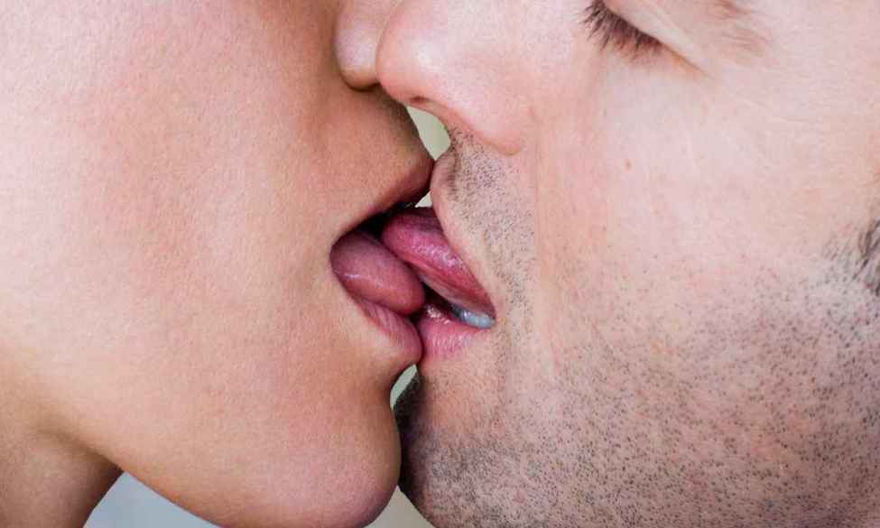 целующаяся пара французский поцелуй крупным планом