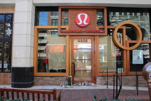 Магазин спортивной одежды Lululemon Athletica в торговом квартале Bethesda Row, место убийства Джайны Мюррей