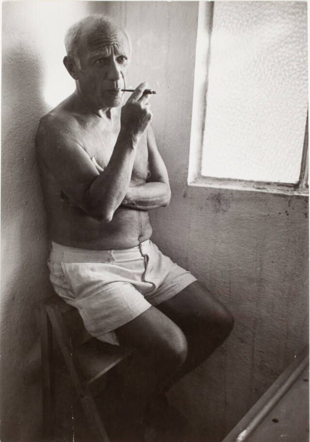 Пабло Пикассо на стремянке, Валлорис, Франция, 1949, Роберт Капа