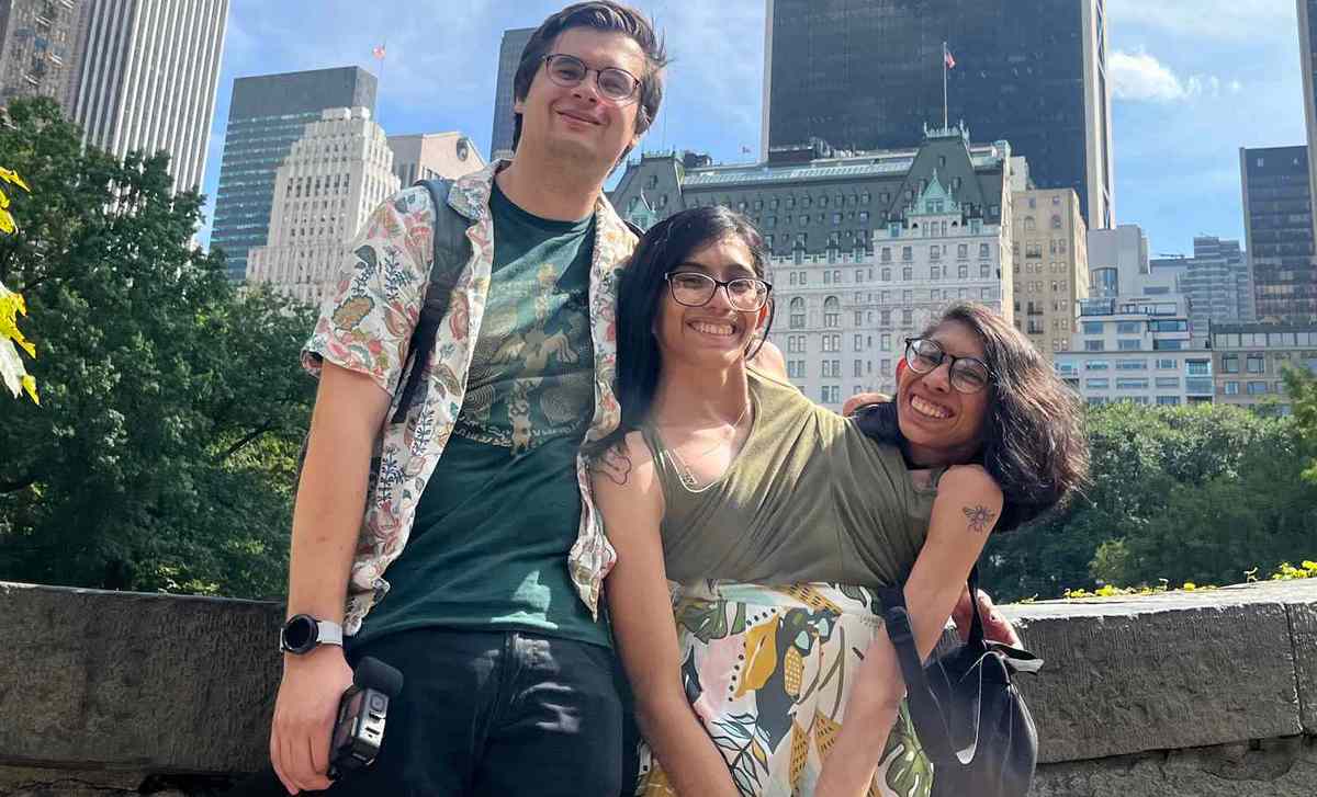 Сиамские близнецы Кармен и Лупита Андраде улыбаются на камеру