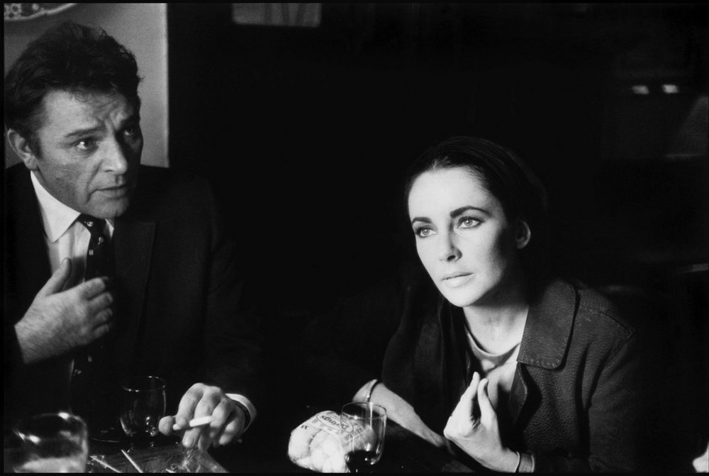 Ричард Бёртон и Элизабет Тейлор в пабе Шеппертона, Англия, фото Евы Арнольд