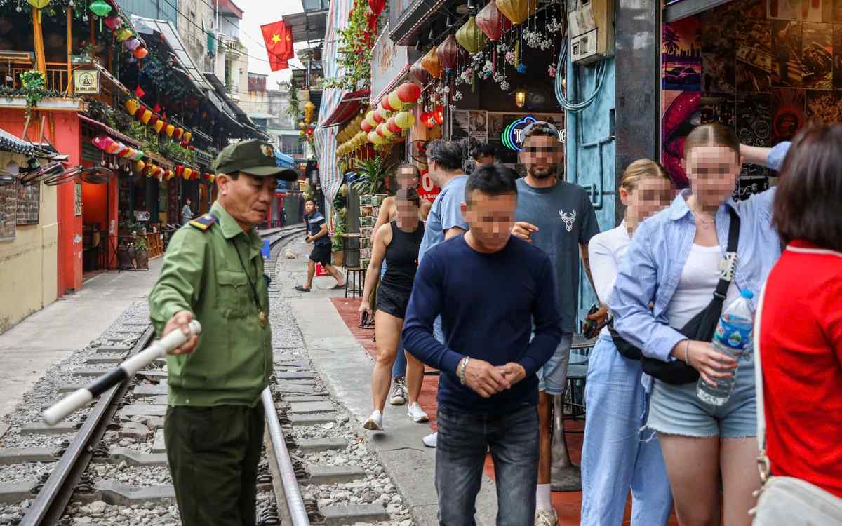 Туристическая полиция Вьетнама на улице Ханоя