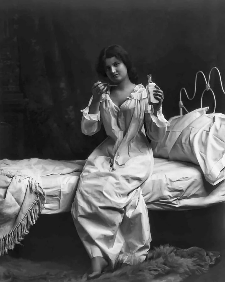 Открытка викторианской эпохи девушка принимает лауданум