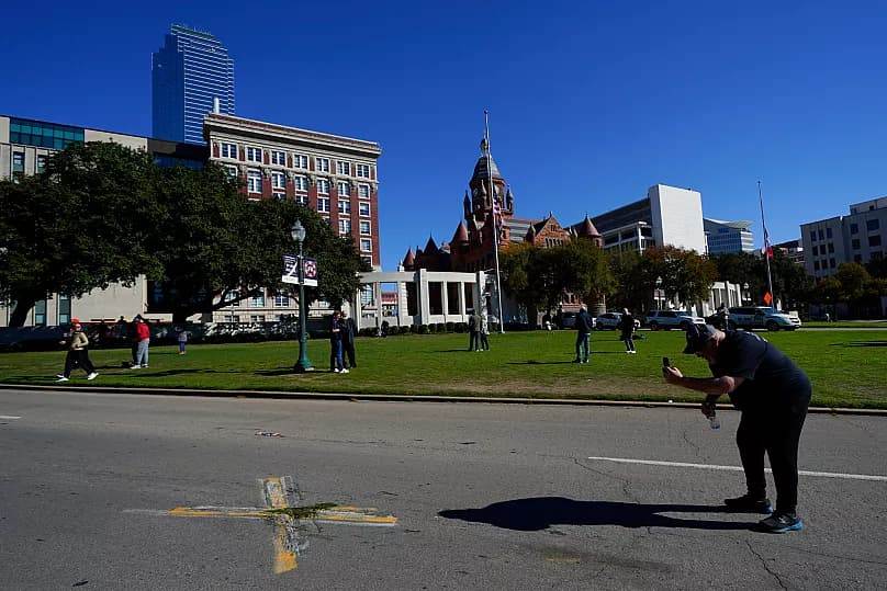 Место на площади Дили Плаза, где был смертельно ранен президент США Джон Кеннеди