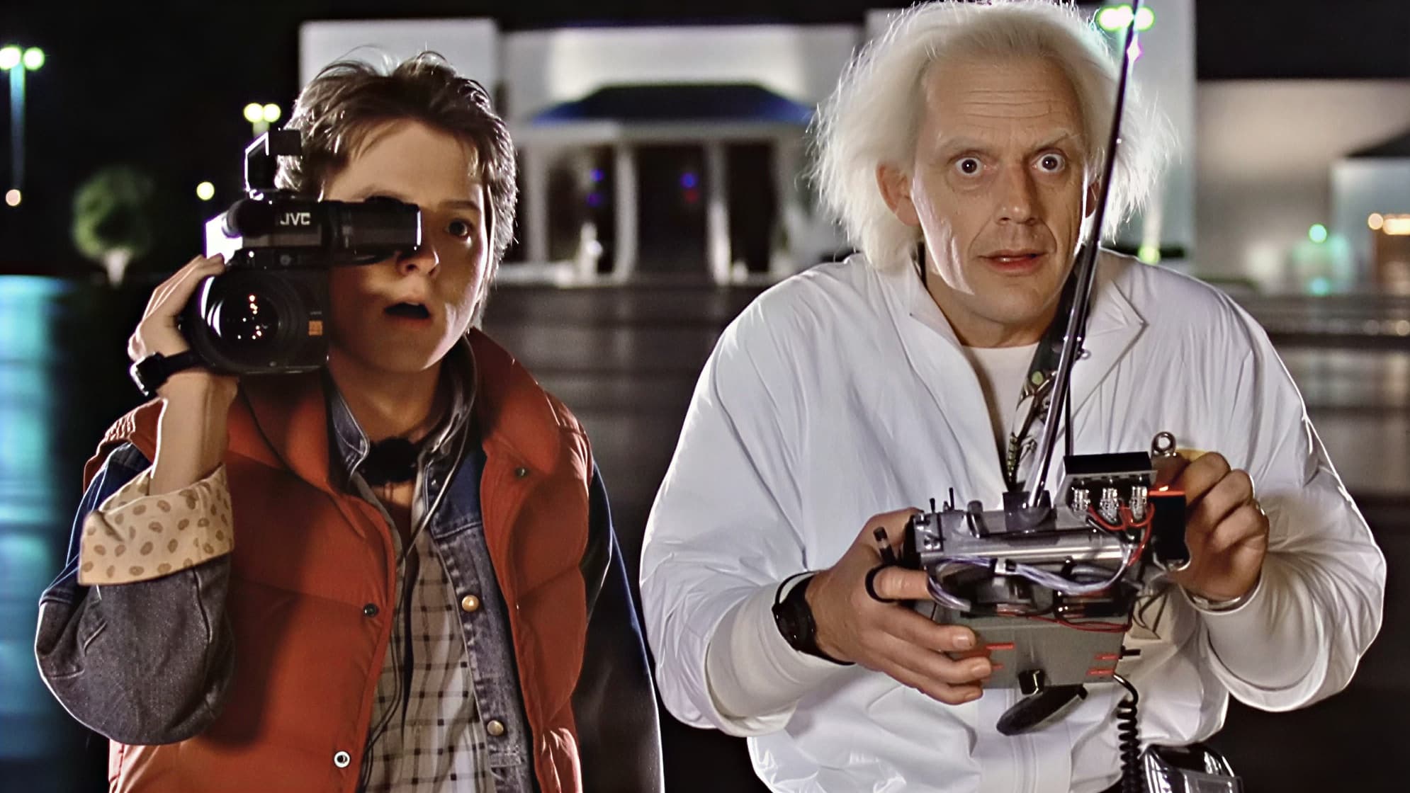 Эрик Штольц в роли Марти МакФлая и Кристофер Ллойд в роли дока Брауна в фильме &laquo;Назад в будущее&raquo;