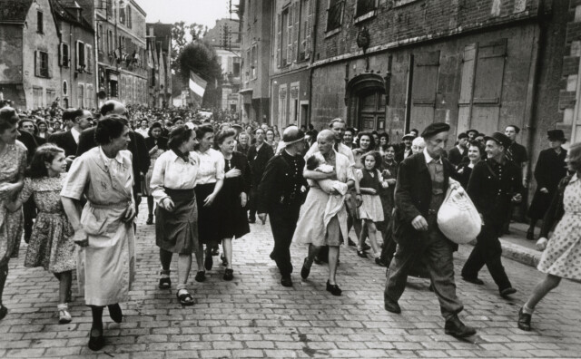 Французская женщина с ребёнком, которой побрили голову, Шартр, 18 августа 1944, Роберт Капа