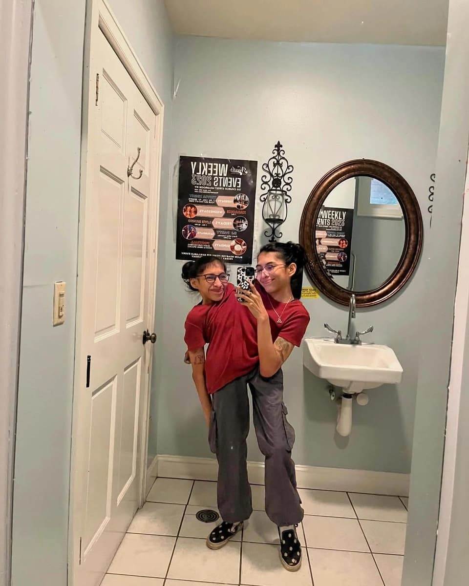 Кармен и Лупита Андраде снимают видео для YouTube