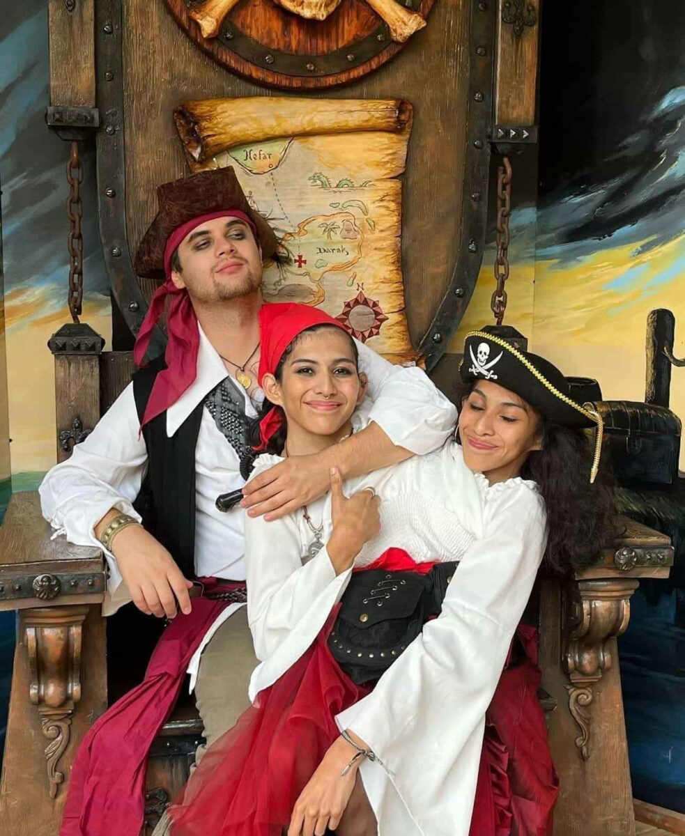 Кармен, Лупита и Дэниел в костюмах пиратов на Хэллоуин