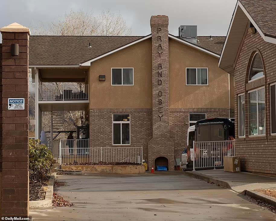 44-комнатный особняк Уоррена Джеффса с надписью &laquo;Молись и повинуйся&raquo; &mdash; резиденция лидера FLDS