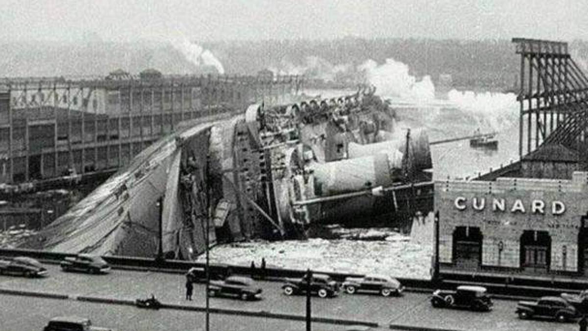  Фотография затонувшего лайнера Нормандия в гавани Нью-Йорка, 1942 год
