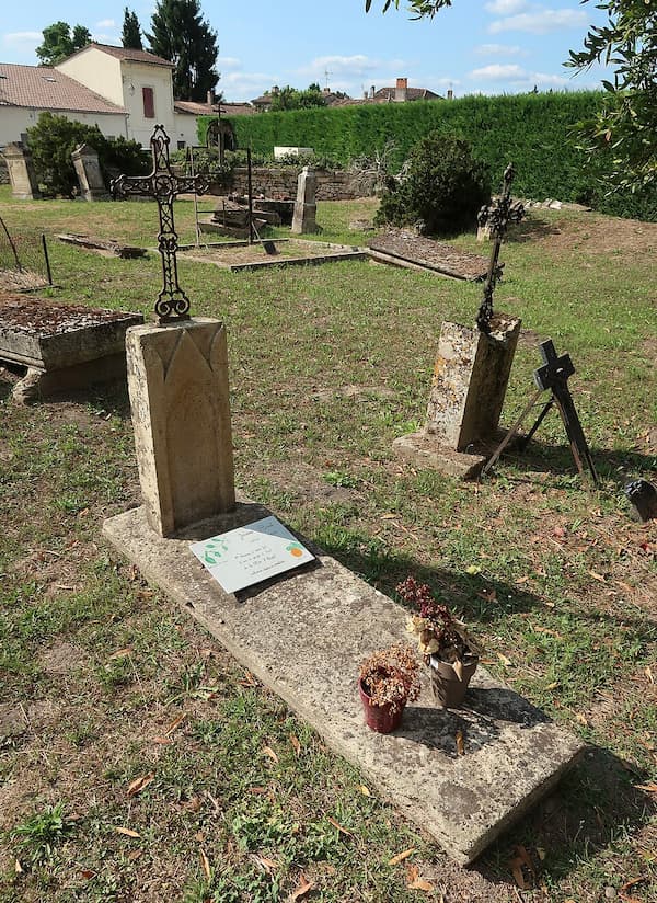 Могила Жанны Барре на кладбище деревни Сент-Олей в Аквитании