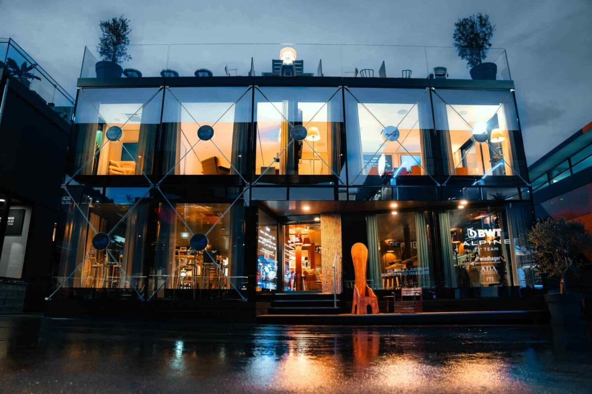 Дом команды Alpine F1 на Гран-при Италии 2024, дизайн Филиппа Старка