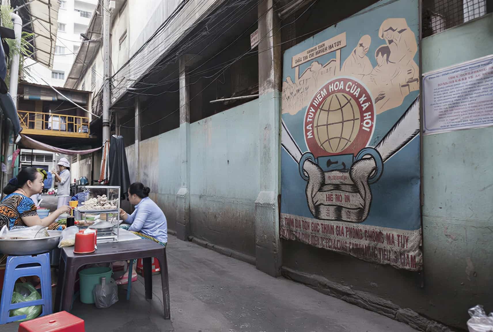 Вьетнамский плакат антинаркотической кампании на стене здания