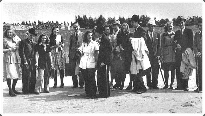 Участники Swingjugend в длинных пиджаках с зонтиками на улицах Гамбурга, около 1940 года