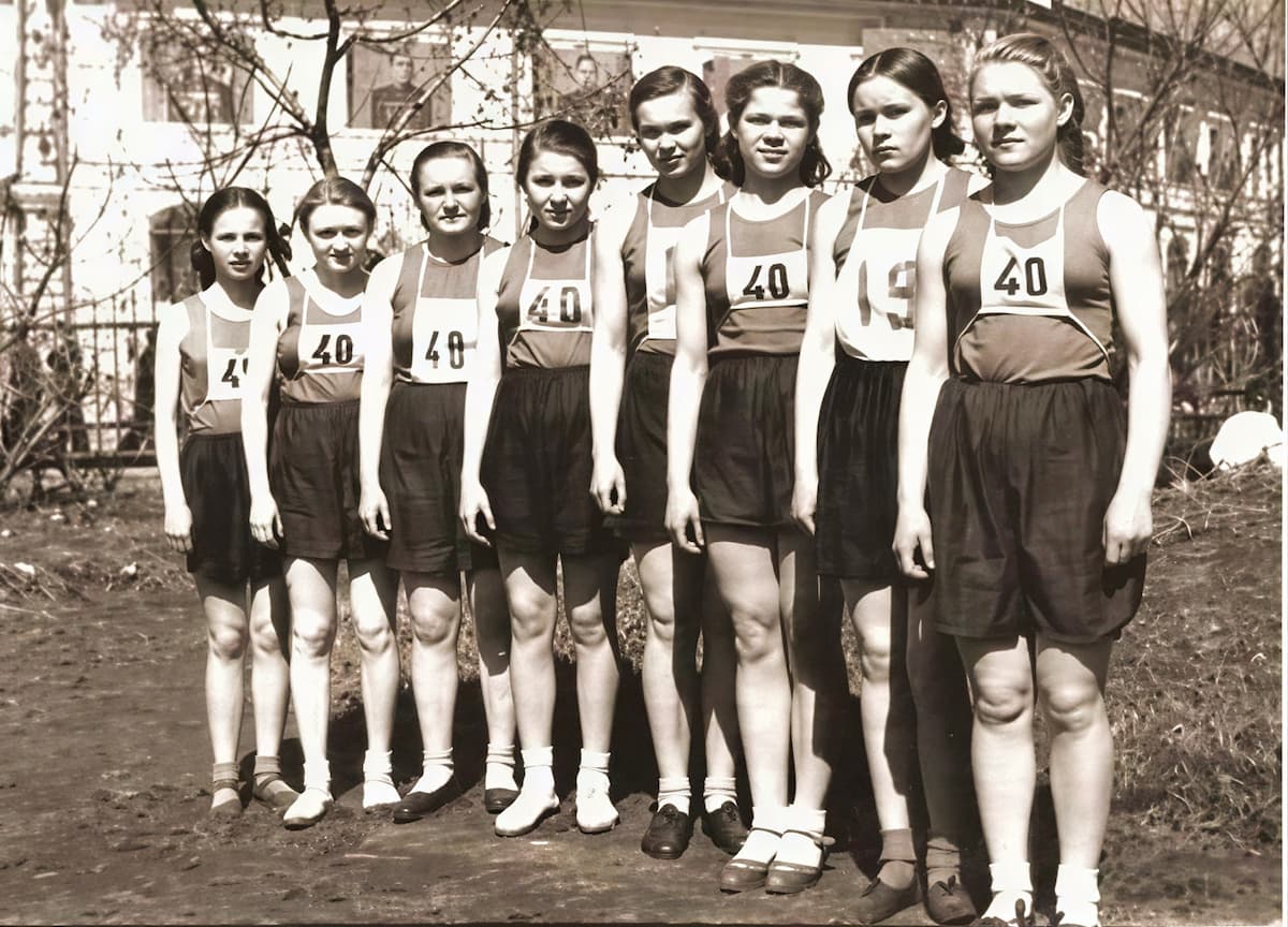 Сдача норм ГТО школьницами, 1954 год