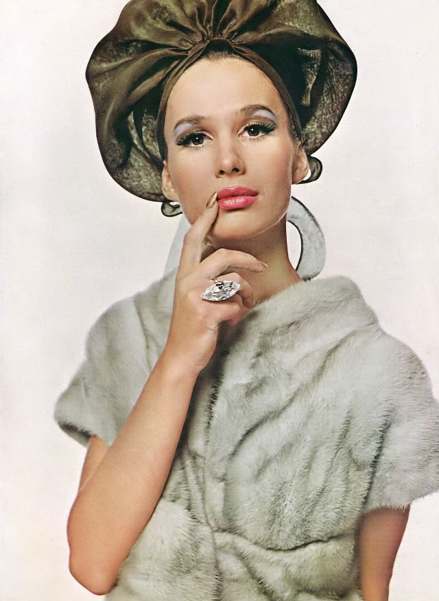 Бригитта Бауэр в норковом жакете с бриллиантом Гарри Уинстона, Берт Стерн, Vogue, 1964