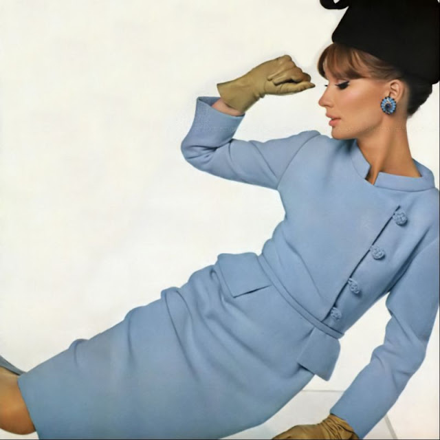 Бригитта Бауэр в голубом платье Adele Simpson, Берт Стерн, Vogue, 1964