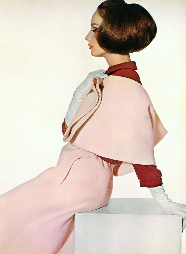 Бригитта Бауэр в розовом костюме Norman Norell, Ирвинг Пенн, Vogue, 1964