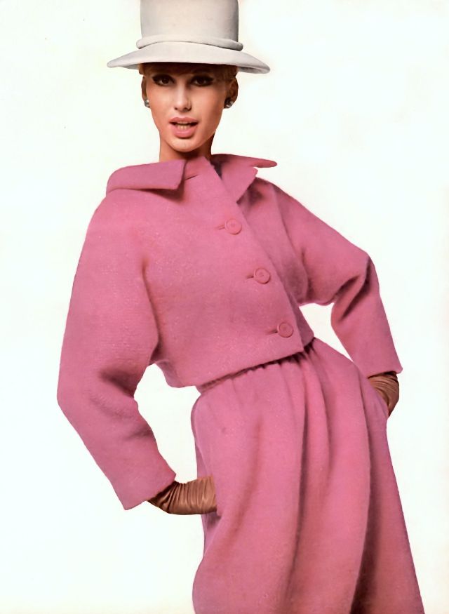 Бригитта Бауэр в малиновом костюме Cooper Couture, Берт Стерн, Vogue, 1964