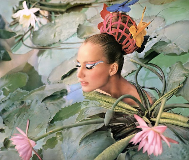 Бригитта Бауэр в образе Tahiti Lilies, Норман Паркинсон, Vogue, 1965