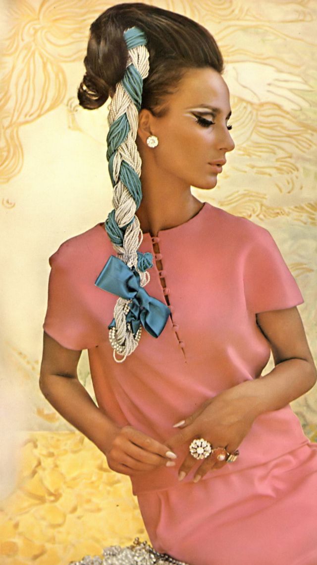 Бригитта Бауэр в розовом крепе Geoffrey Beene, фото Гордона Паркса, Vogue, 1965