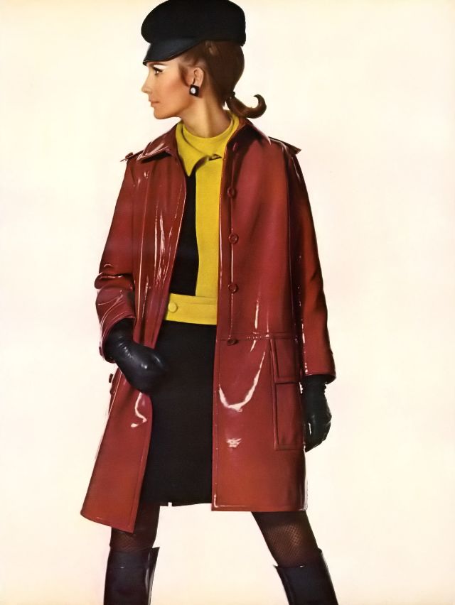 Бригитта Бауэр в красном виниловом плаще Ив Сен-Лоран, Ирвинг Пенн, Vogue, 1966