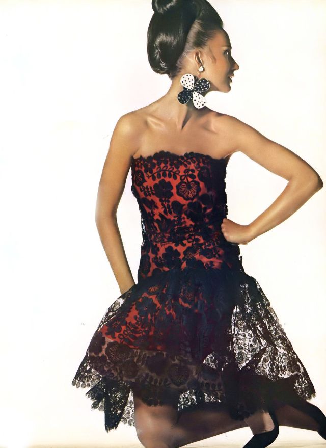 Бригитта Бауэр в чёрном кружевном платье Adele Simpson, Ирвинг Пенн, Vogue, 1966
