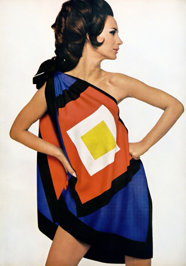 Бригитта Бауэр в накидке Ив Сен-Лоран, Билл Кинг, Harper's Bazaar UK, 1967