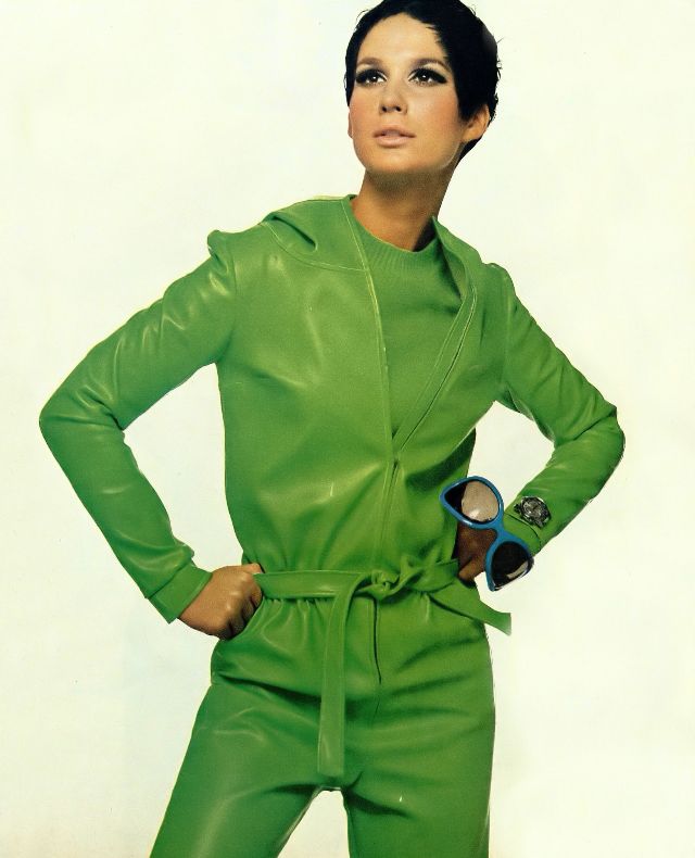 Бригитта Бауэр в флуоресцентной накидке из ПВХ Hilary Floyd, Билл Кинг, Harper's Bazaar UK, 1967